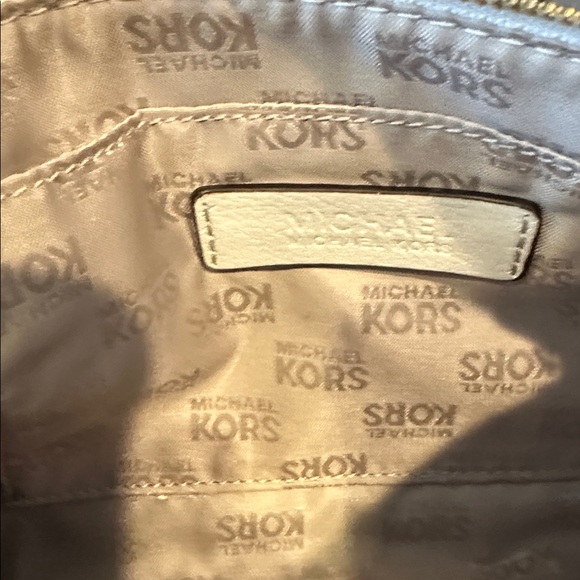 Michael Kors Cream Leather Wristlet with Gold Logo- EUC - Picture 7 of 7